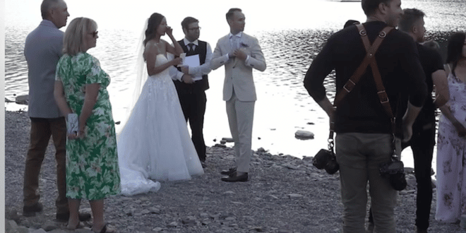 Сватбата беше прекъсната от ридания: Младоженците гледаха в почуда какво се случва