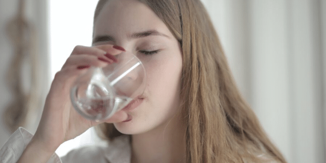 Можете да разрешите тези пет хигиенни проблема, като пиете повече вода