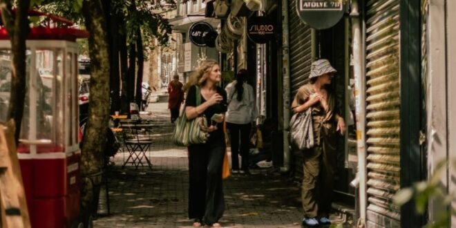 Чувствате ли, че някой ви наблюдава? Лекарите казват, че това е странен симптом на това заболяване: